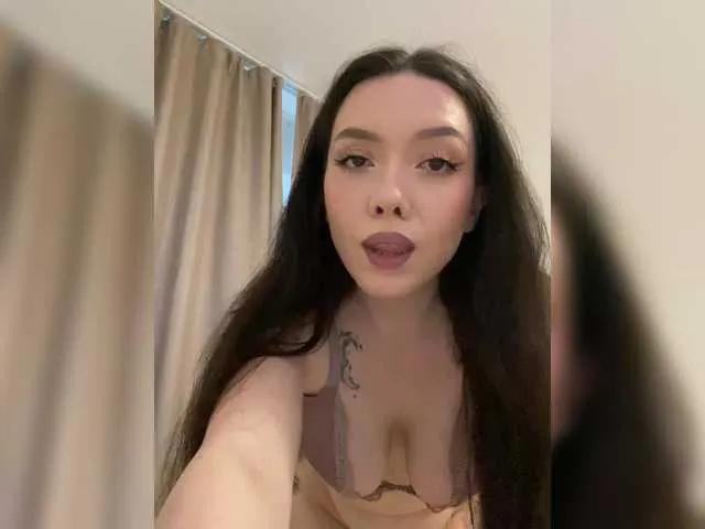 ElliLin from BongaCams