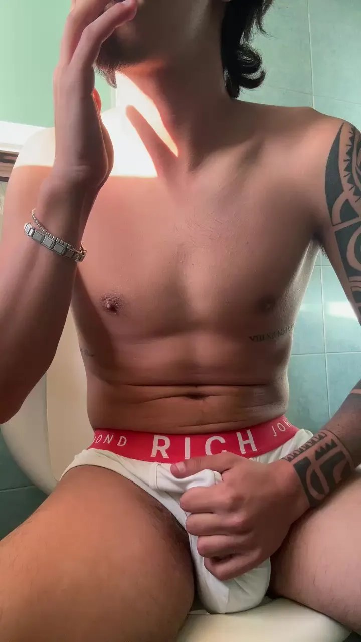 Offline lucio0531 on Cam4