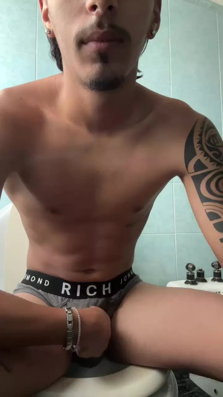 Offline lucio0531 on Cam4