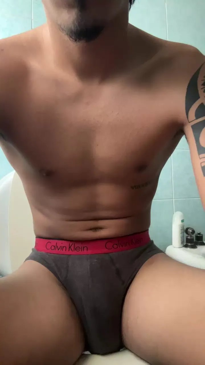 Offline lucio0531 on Cam4
